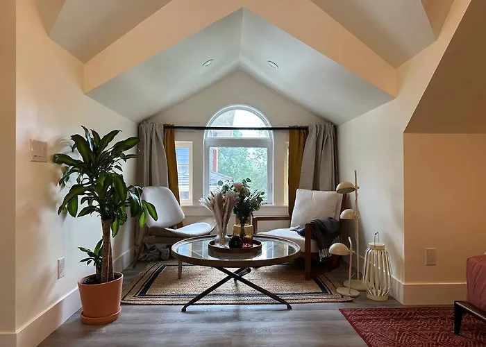Heritage-Inspired Guesthouse - Luxe Bath & Elegant Ceilings